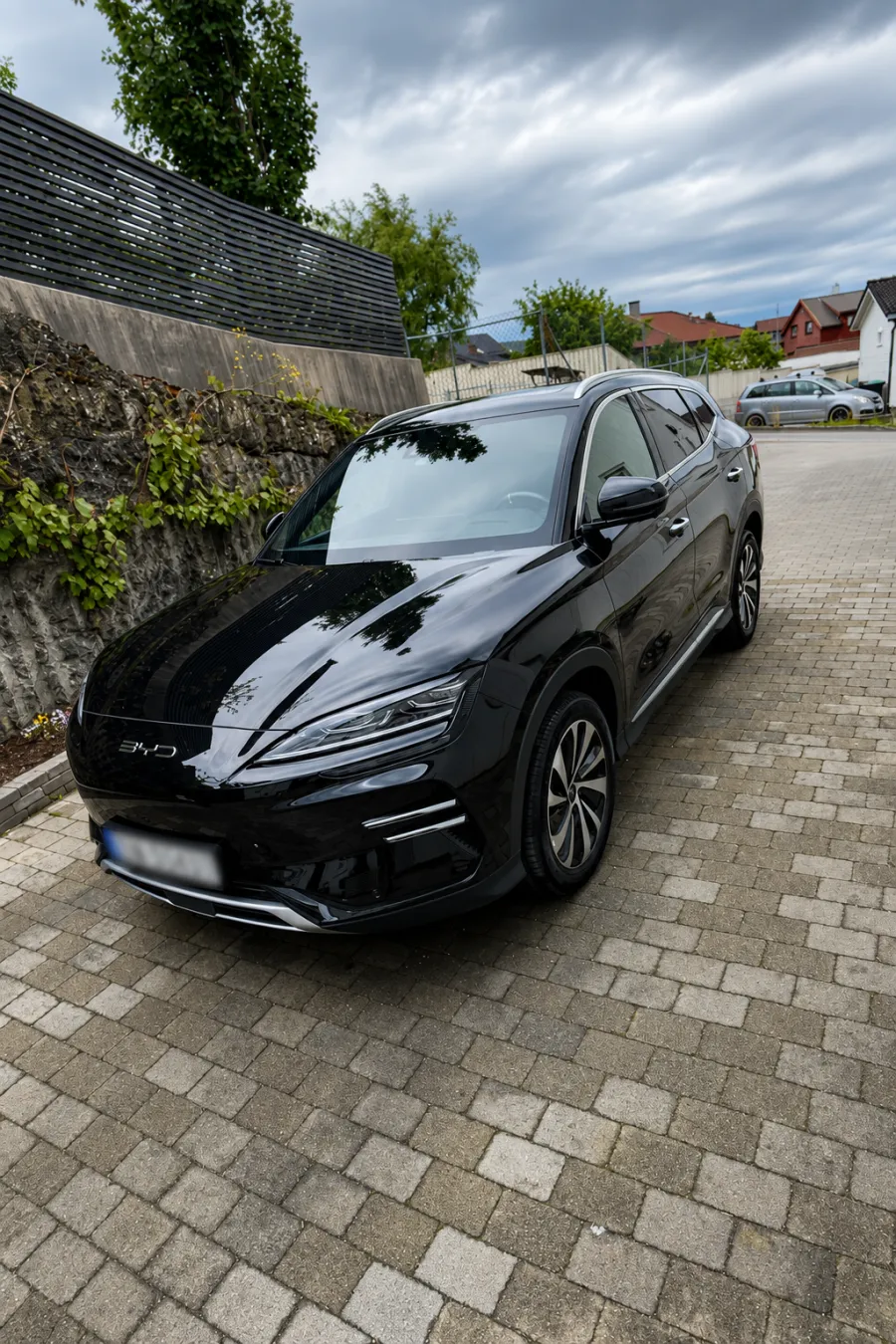 Ferdig vasket og polert svart SUV som speiler omgivelsene i lakken