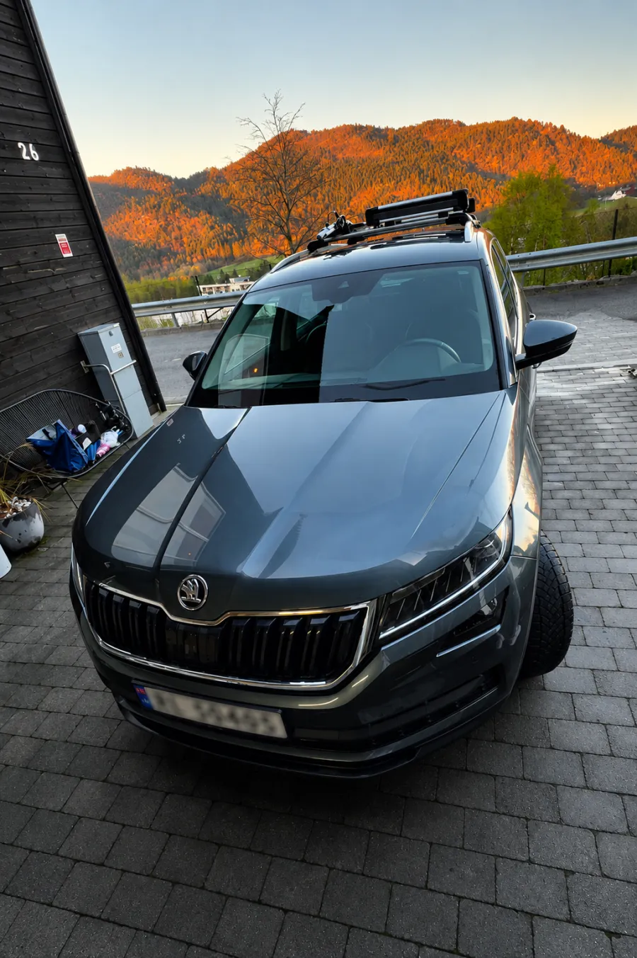Nyvasket grå Skoda Kodiaq i solnedgang med lys som fanges i panseret