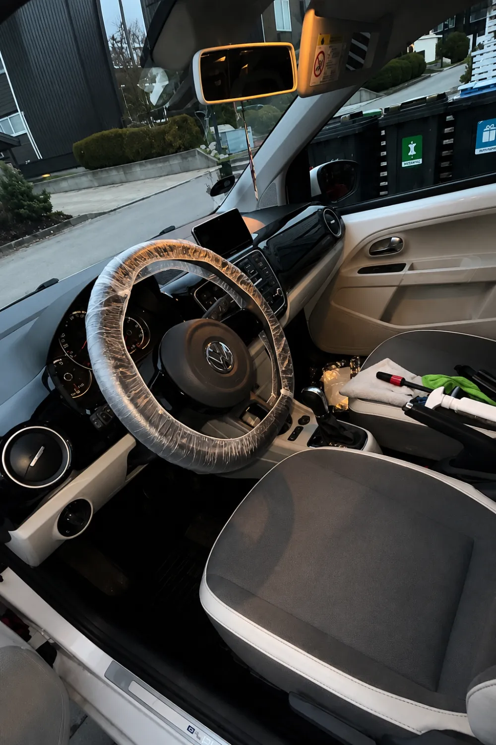 Interiør shine utført hjemme hos kunden, med rattbeskyttelse og utstyret klart i bilen
